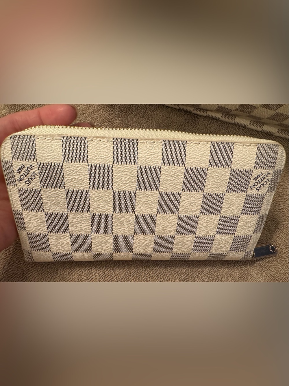 Desinger Inspired Checked Creamish White Purse (Tote Bag) w/matching wallet - - Picture 9 of 15